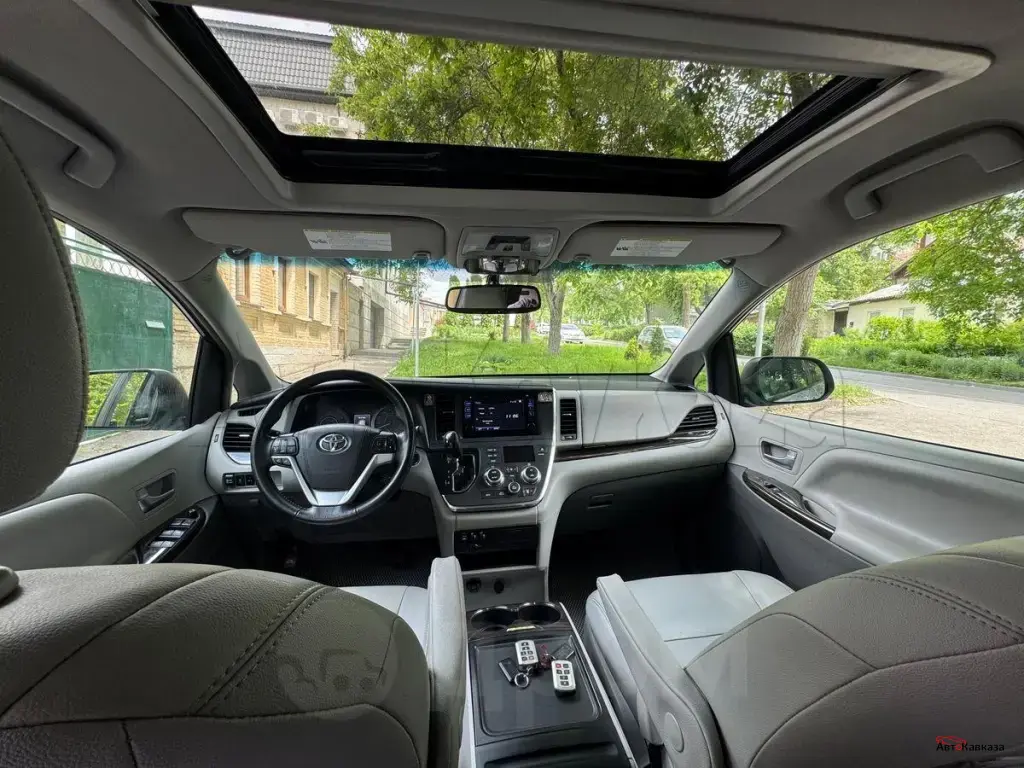 Toyota Sienna, 2016 года