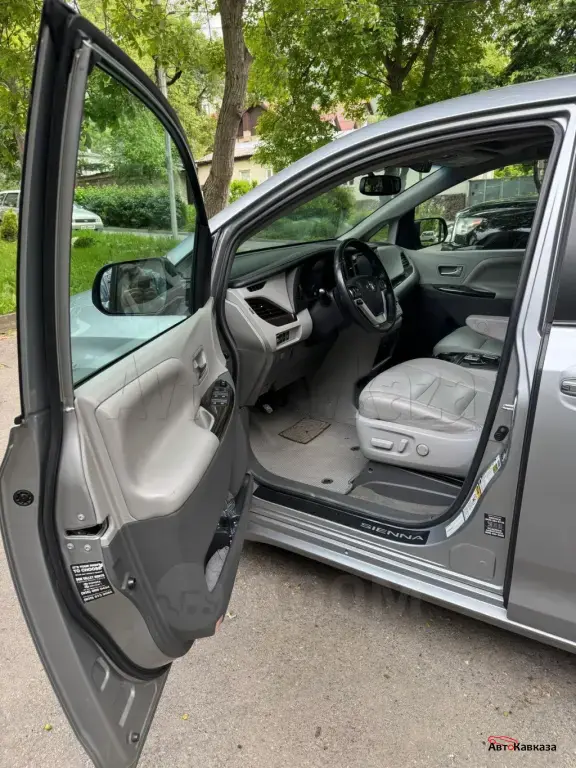 Toyota Sienna, 2016 года